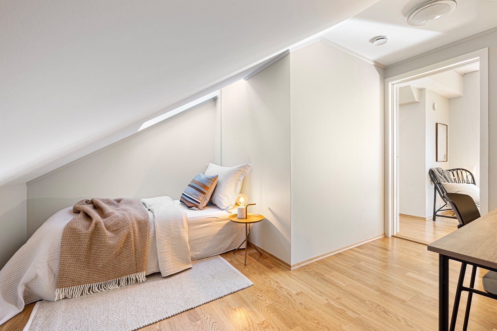 Det andre rommet egner seg godt som barnerom, gjesterom eller kontor med plass til både seng og skrivebord. Galleribilde