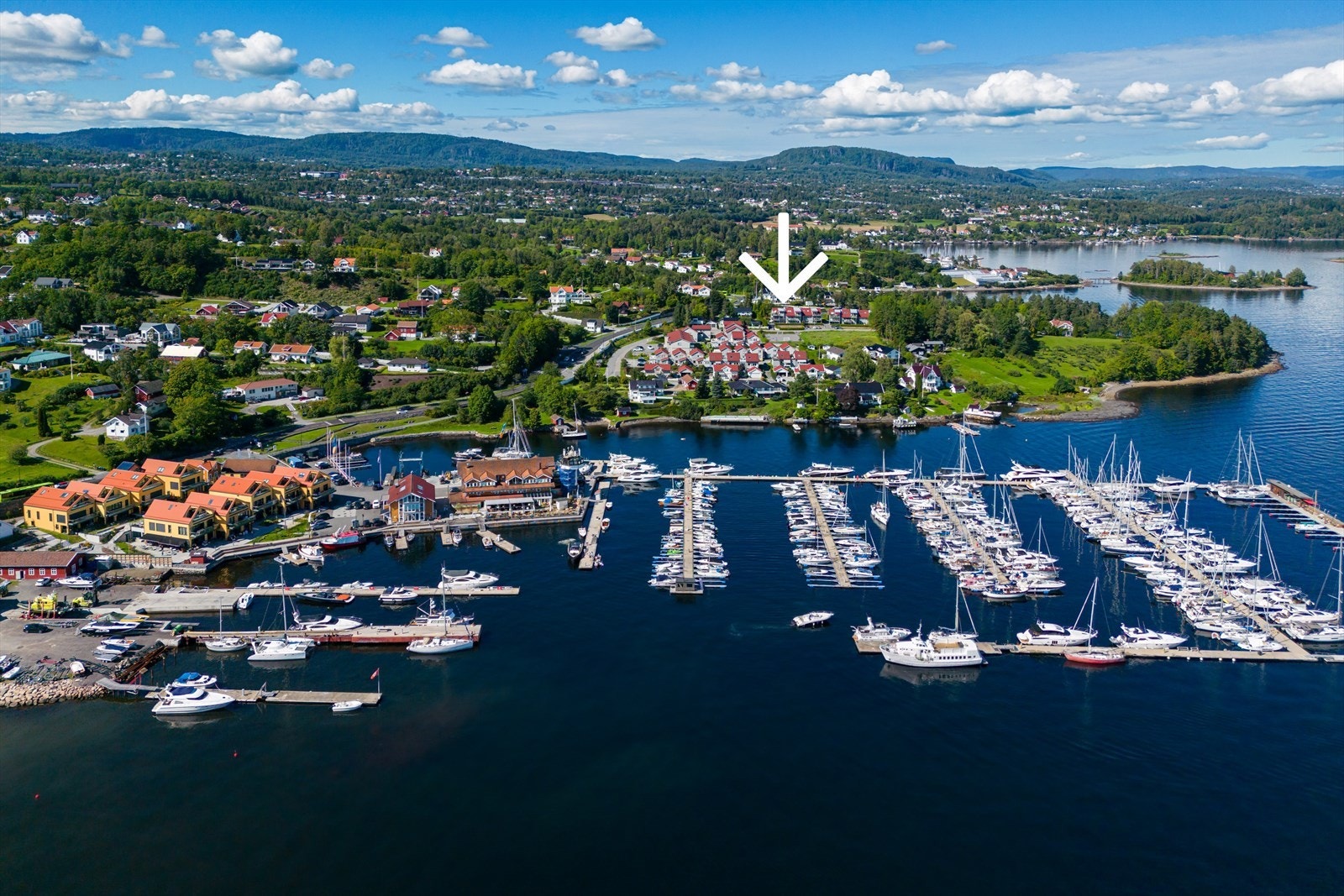 Det er kun en kort spasertur ned til Marinaen. Du kan og ta bussen til Vollen sentrum. Galleribilde