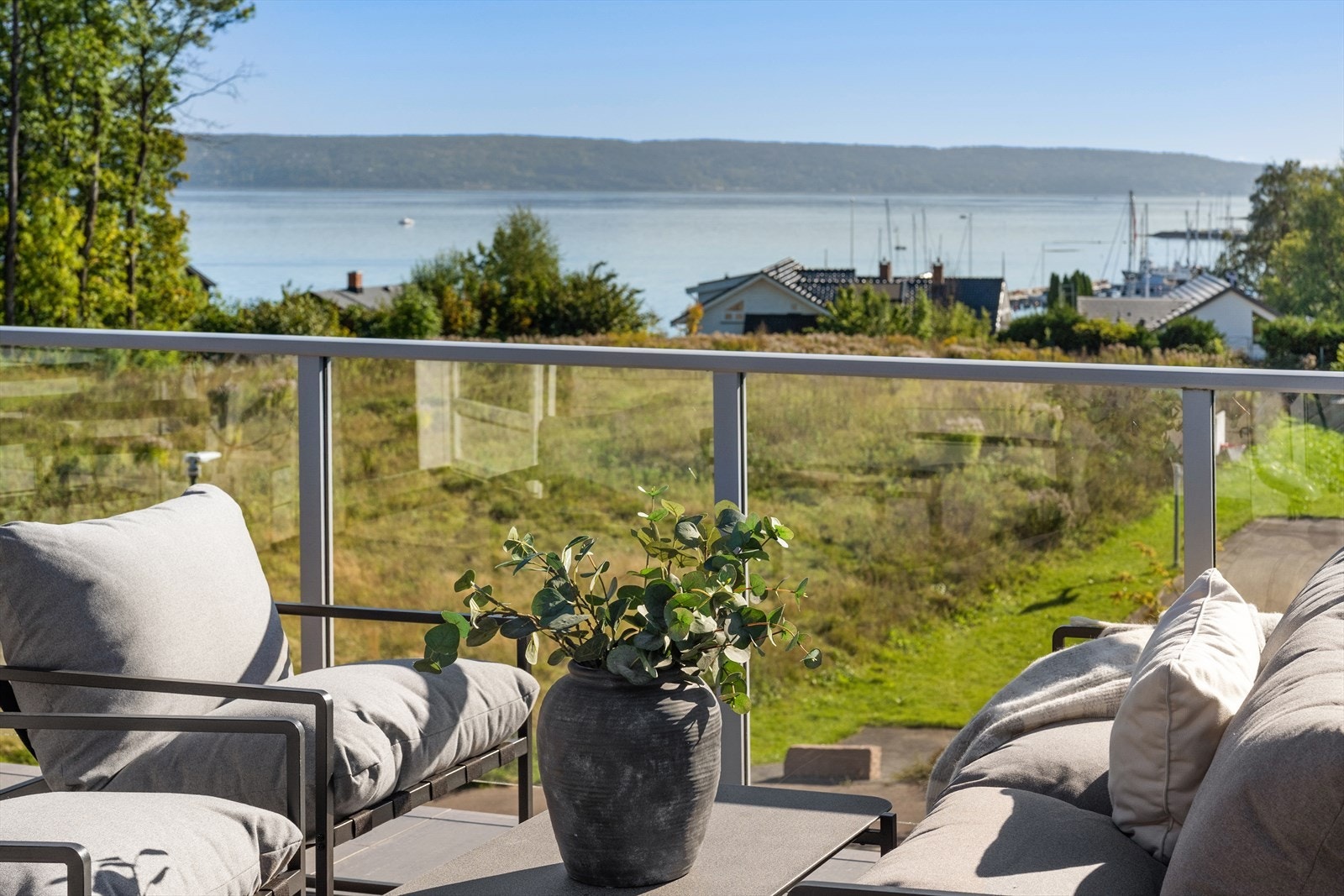 Fra verandaen har man i dag en nydelig utsikt mot fjorden og Vollen Marina. Det planlegges bygging på nabotomten, noe som kan påvirke deler av utsikten. Galleribilde