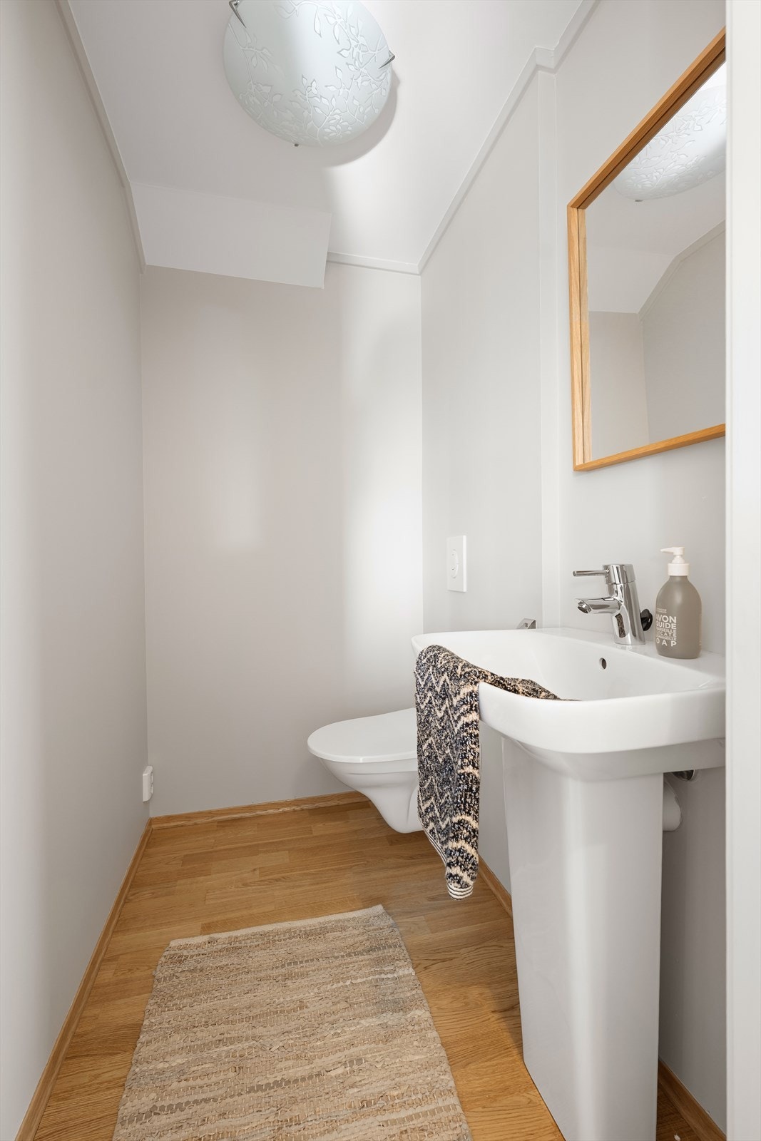 I tillegg til hovedbadet finnes et separat toalettrom som er svært praktisk for gjester.
' Galleribilde