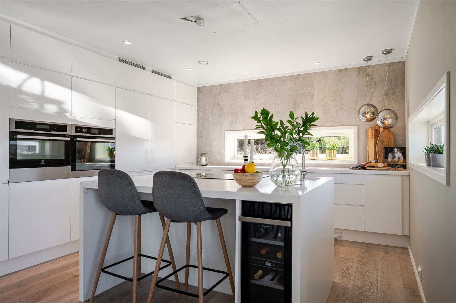 Kjøkkenet er stort med glatte fronter. Galleribilde