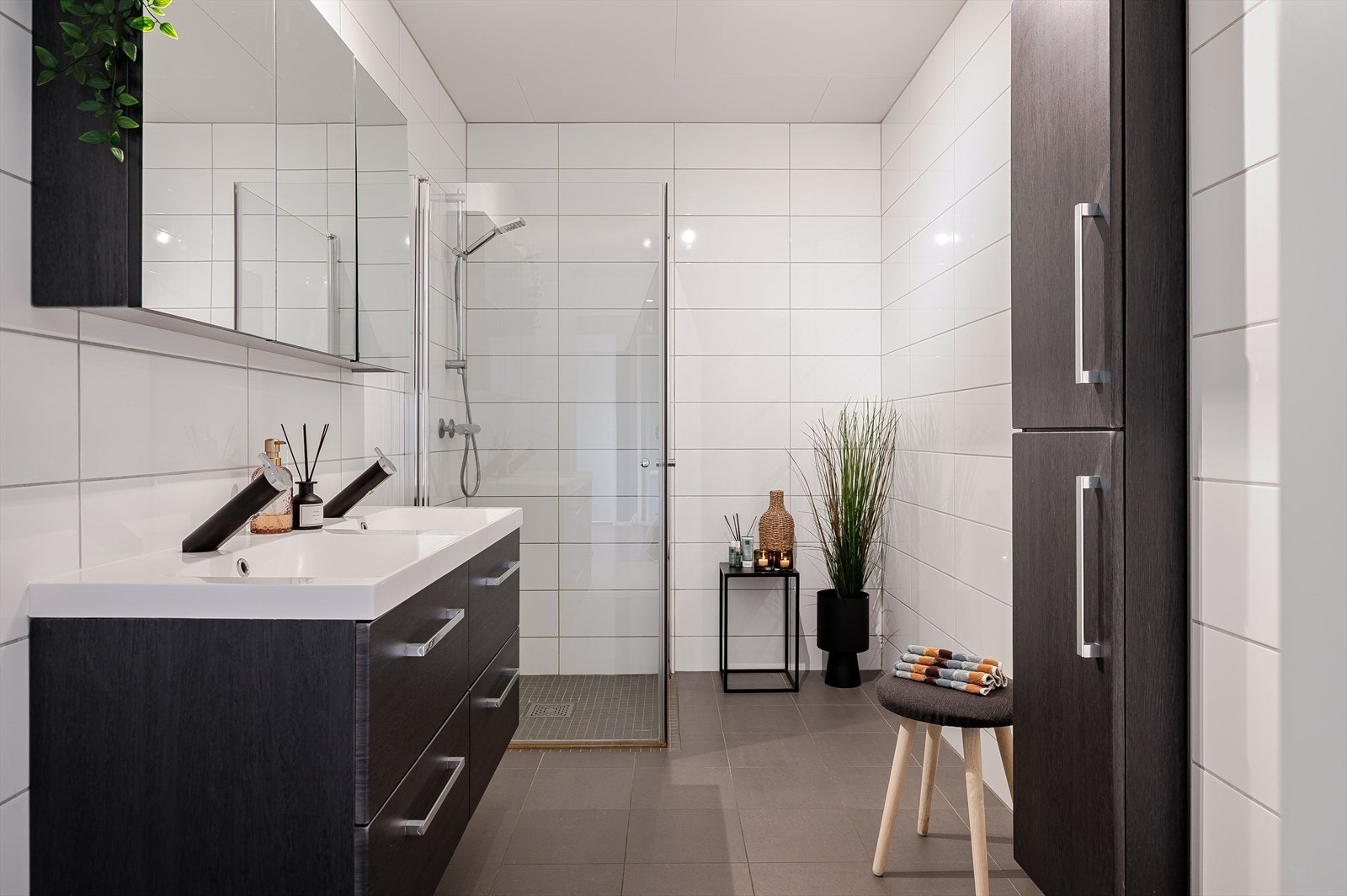 Badet i 1. etasje har hjørnedusj, dobbelservant, speilskap og toalett. Galleribilde