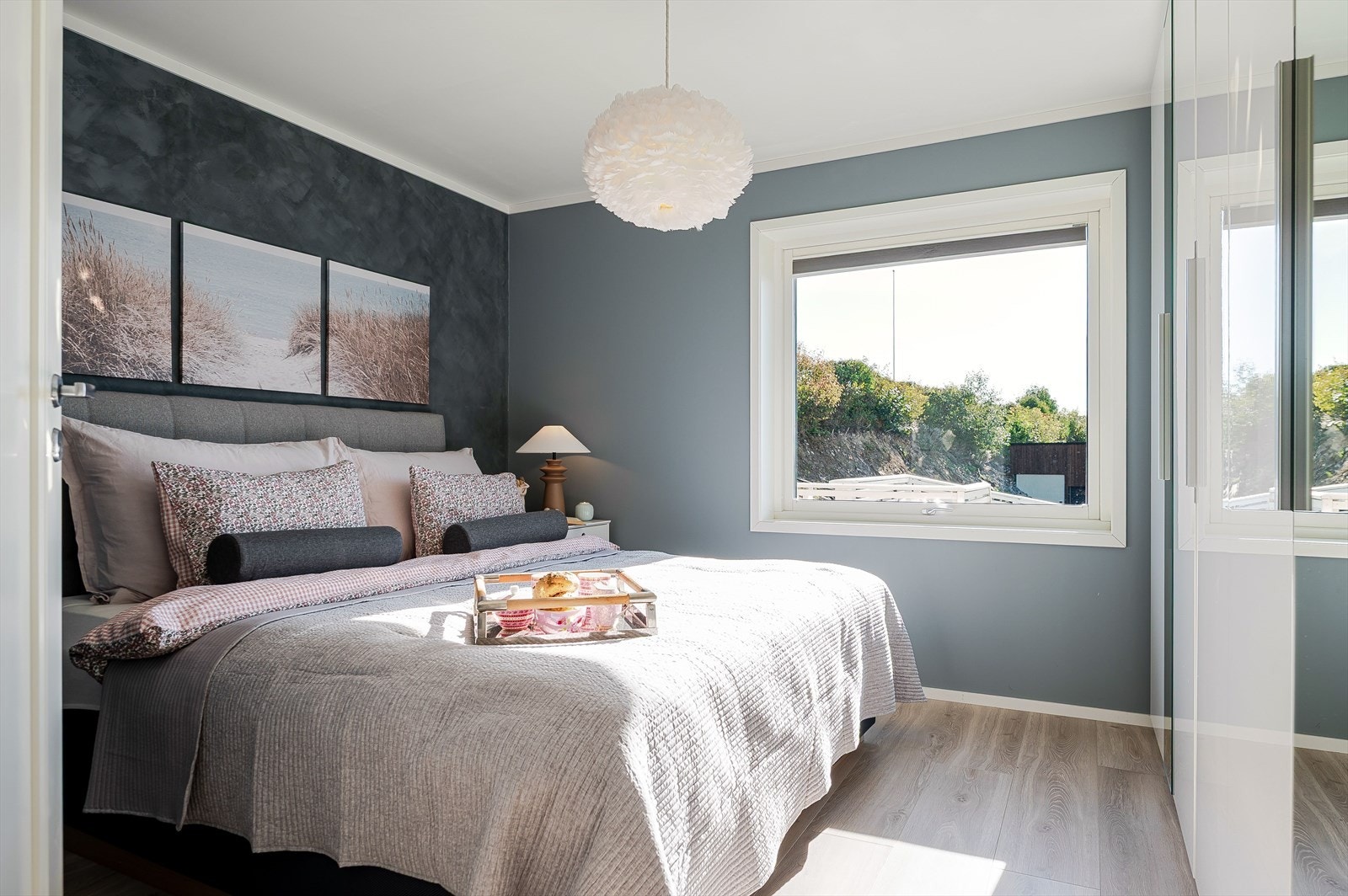 Hovedsoverommet som er i 2. etasje. Delikate farger og mye skapplass. Galleribilde