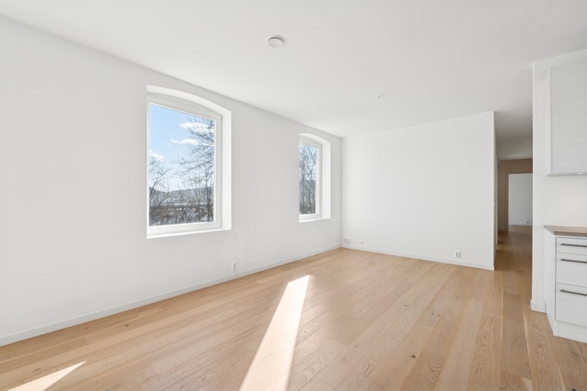 Stor og lys stue/spisestue med god takhøyde. Galleribilde