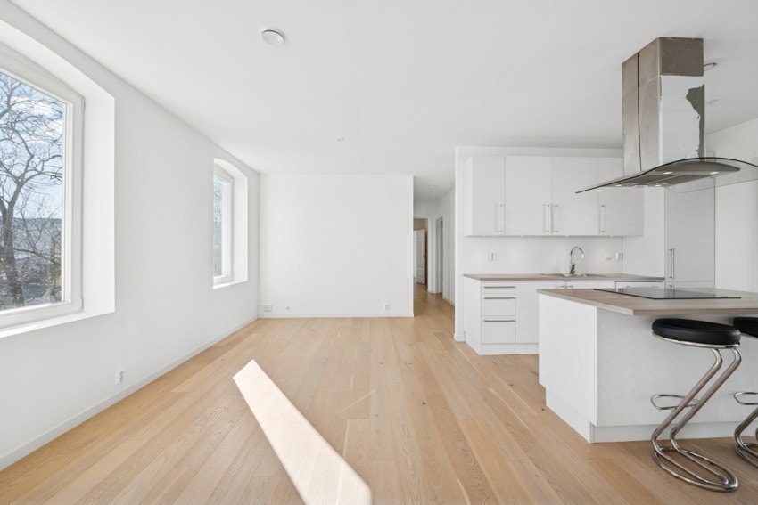 Moderne og romslig kjøkken med gode arbeidsflater. Galleribilde