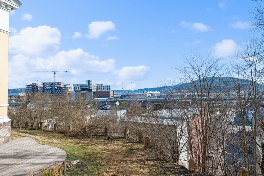 Praktfull utsikt over Drammen fra leilighetens front. Galleribilde