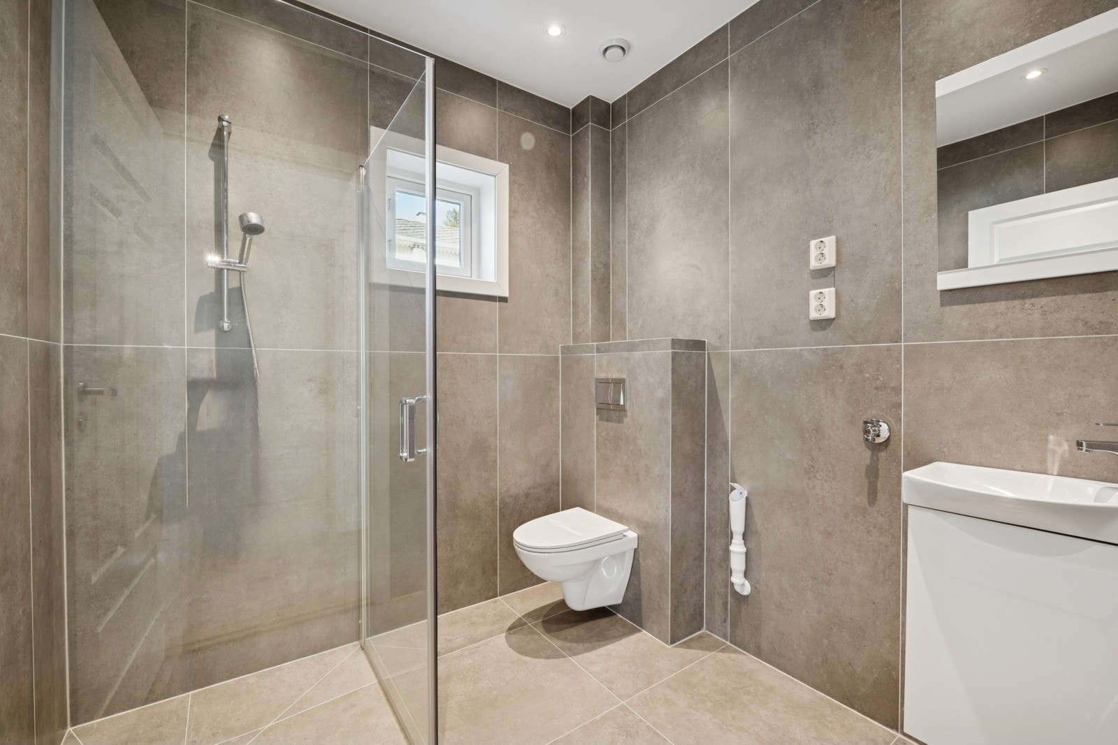 Moderne bad med fliser og stilren innredning. Galleribilde