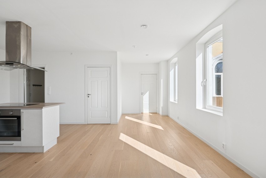 Lys stue med gjennomgående kvaliteter og fine vindusflater. Galleribilde