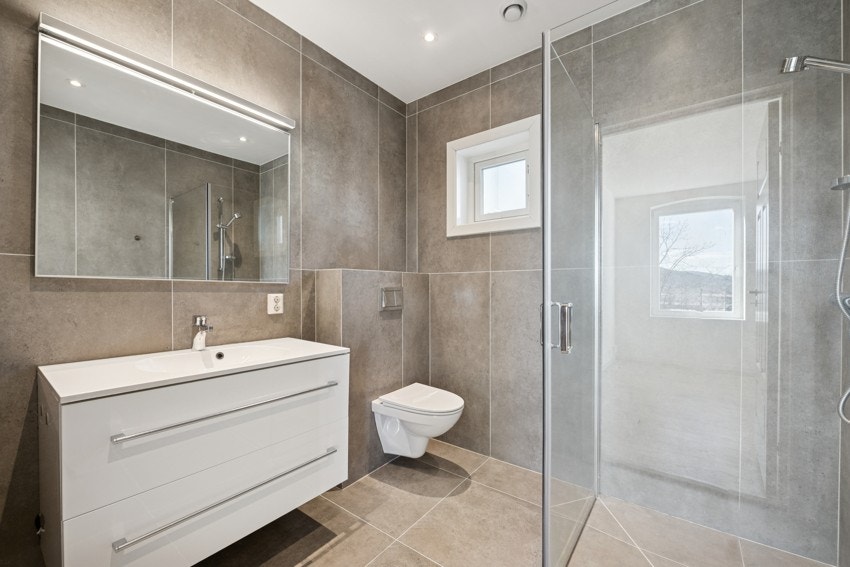 Romslig bad med lys og funksjonell planløsning. Galleribilde