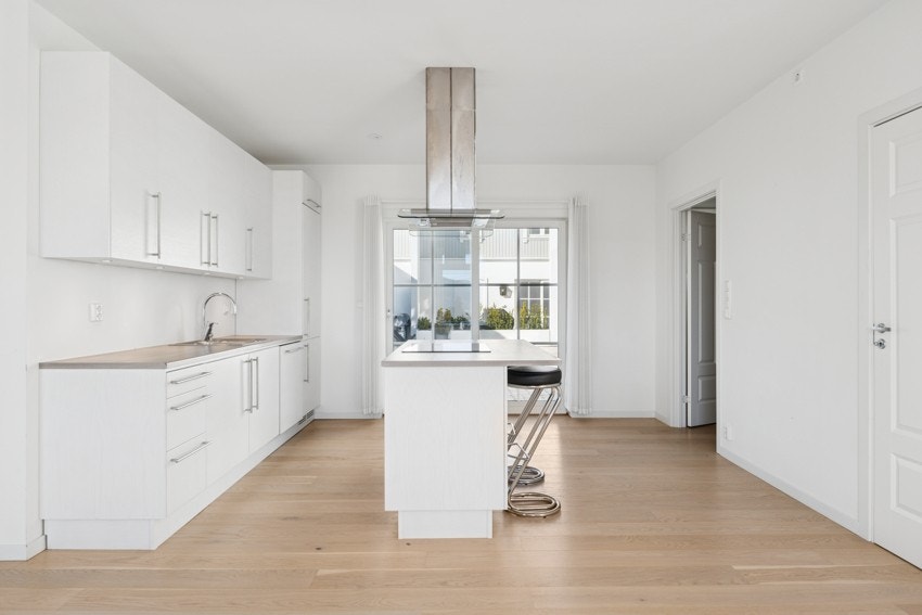 Kjøkken med gjennomgående kvaliteter og praktisk planløsning. Galleribilde