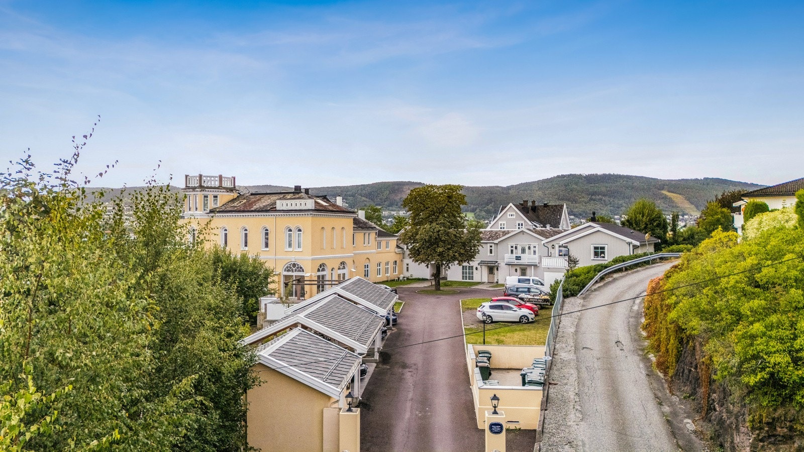 Sameiet består av 12 boliger, med inngjerdet område, port og parkmessige fellesarealer som gir et eksklusivt og rolig bomiljø. Galleribilde