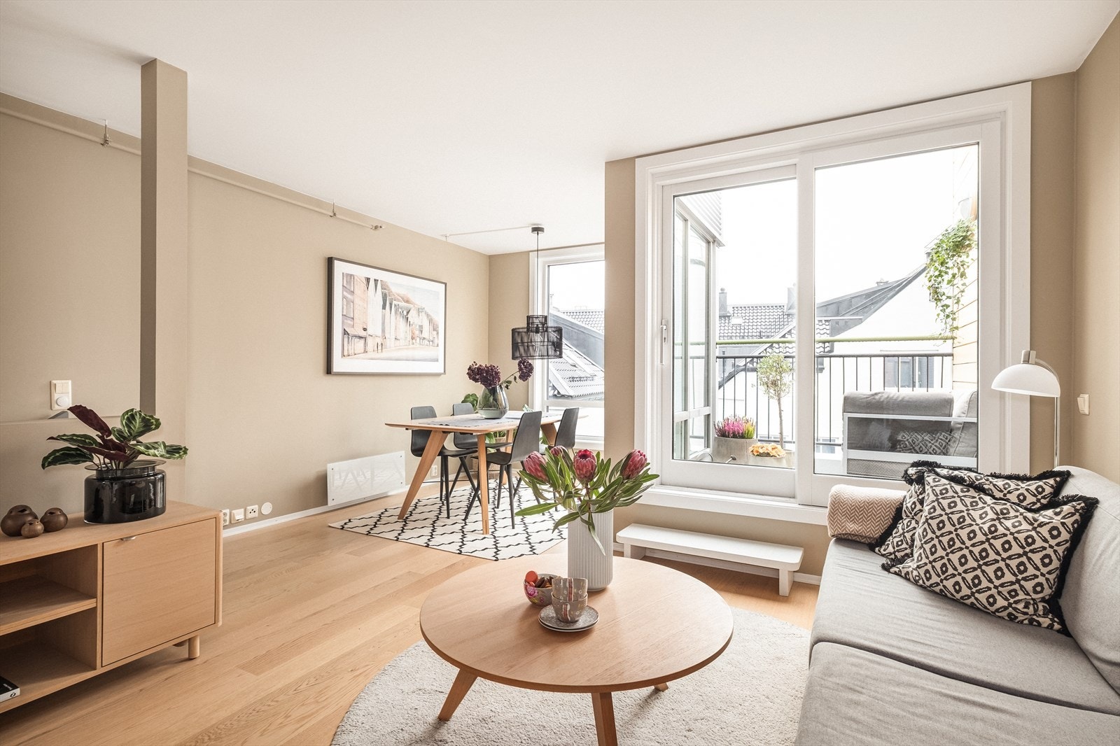 Leiligheten er fra 2005 og har tilkomst via heis og felles trappeoppgang. Store vinduer sikrer godt med naturlig lysinnslipp. Galleribilde