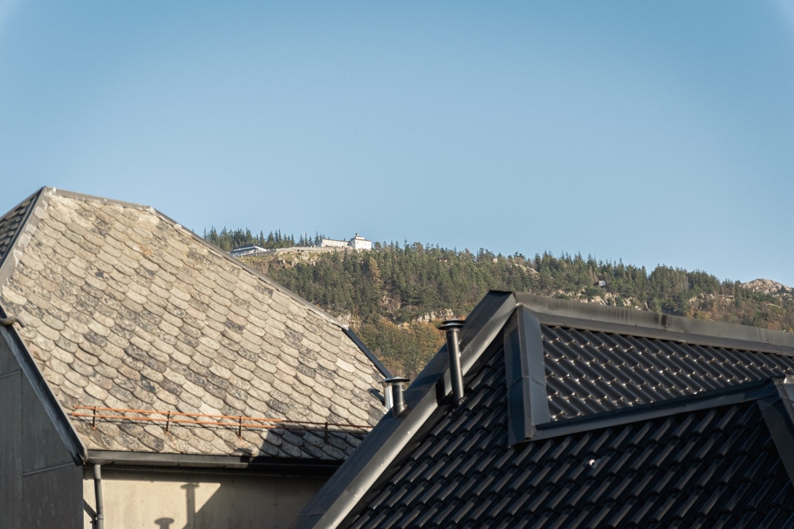Fra leilighetens balkong og stue er det utsikt mot Fløyen. Galleribilde