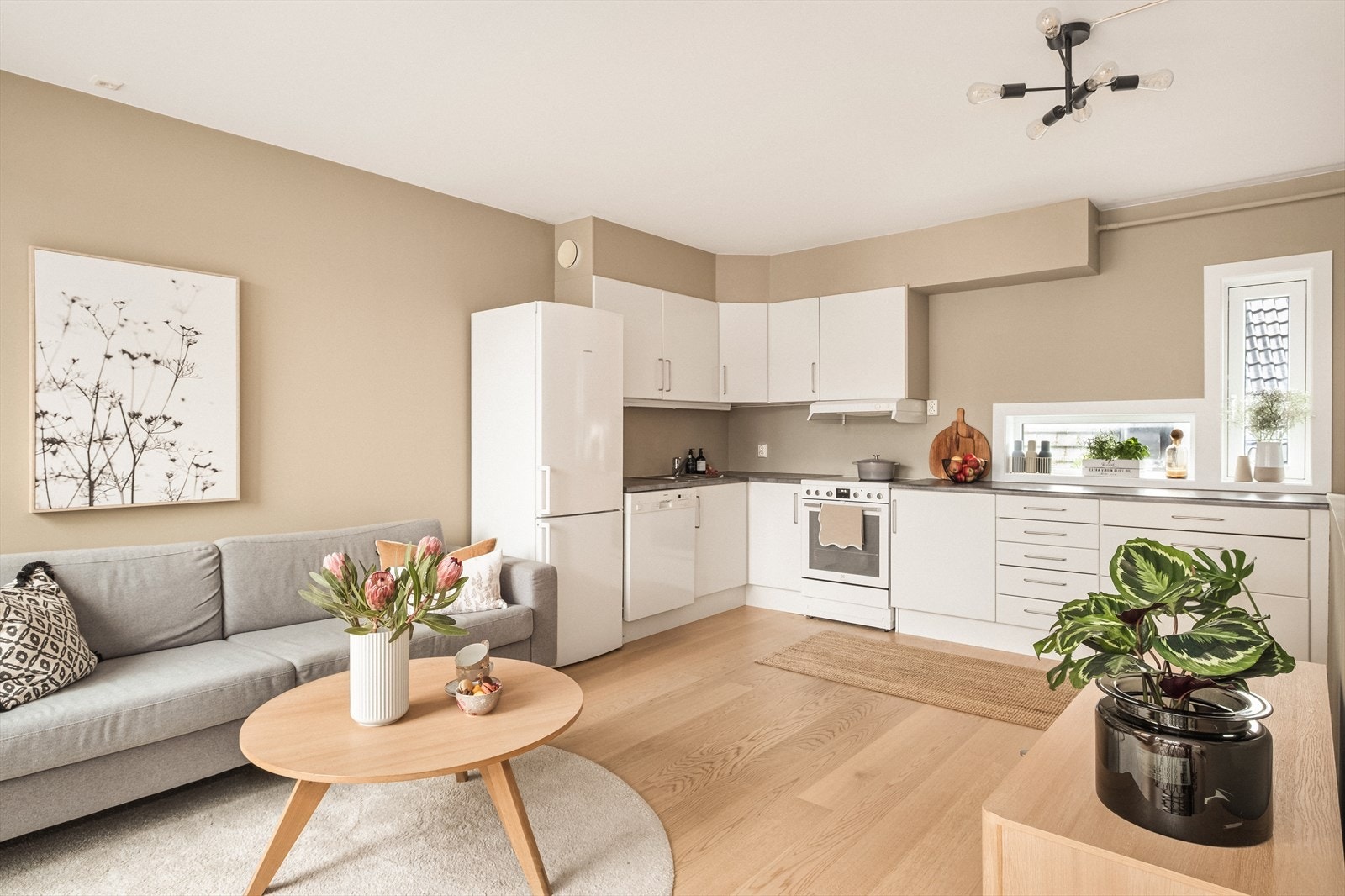 Den åpne løsningen skaper en luftig og sosial atmosfære. Galleribilde