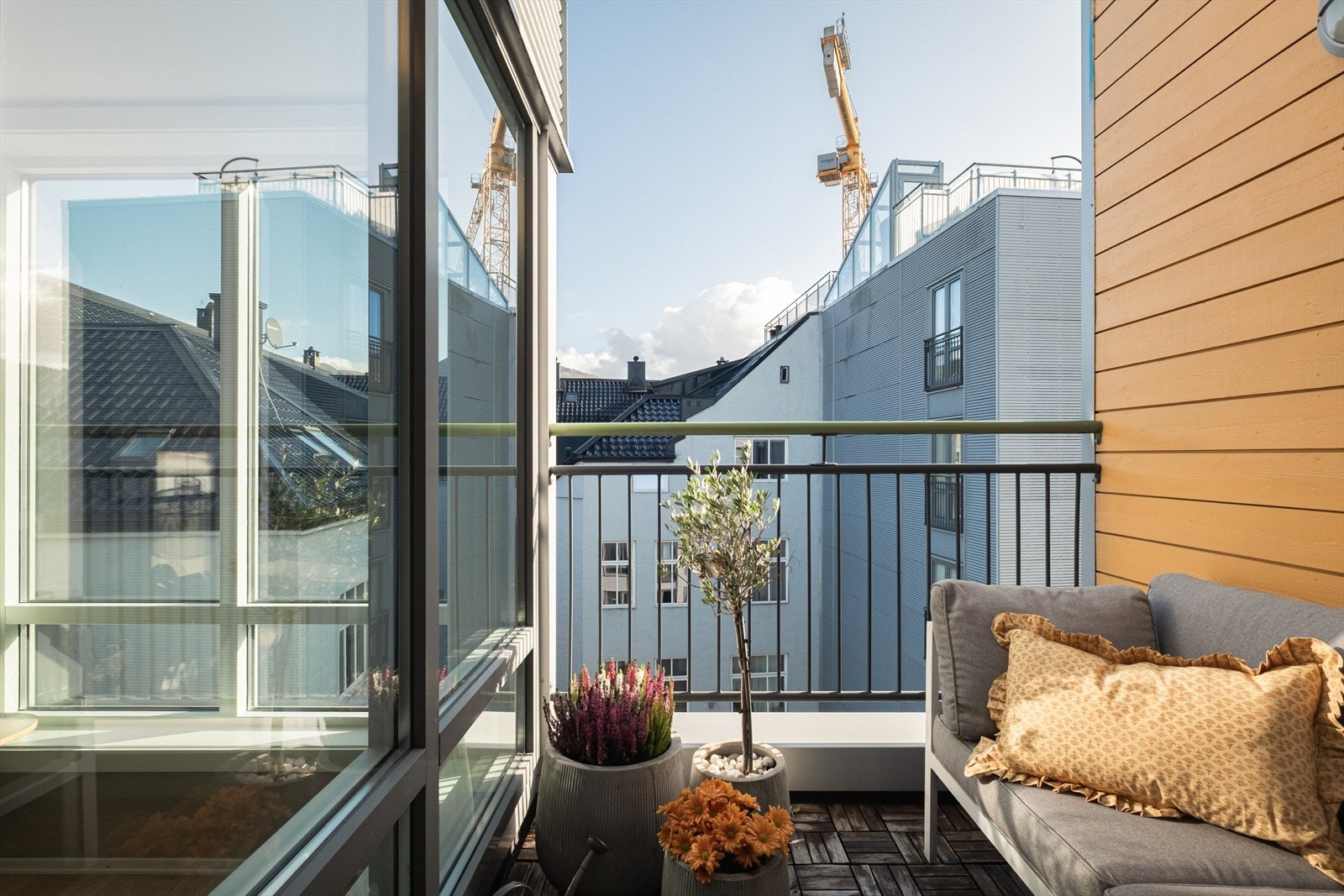 Boligen går over to plan og har en fantastisk beliggenhet i øverste etasje. Fra stue er det utgang til koselig balkong på ca. 3 kvm med flott utsikt. Galleribilde