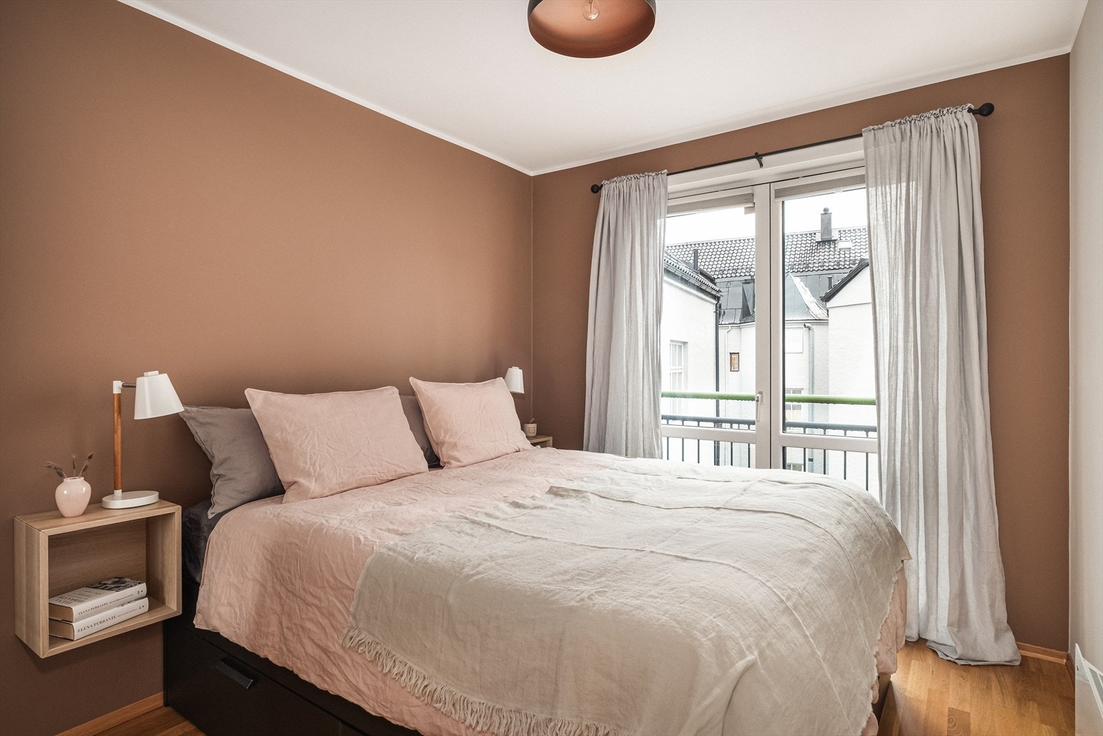 Hovedsoverommet er på 8,8 kvm med god plass til dobbeltseng, nattbord og garderobe. Rommet er malt i en behagelig fargetone. Galleribilde