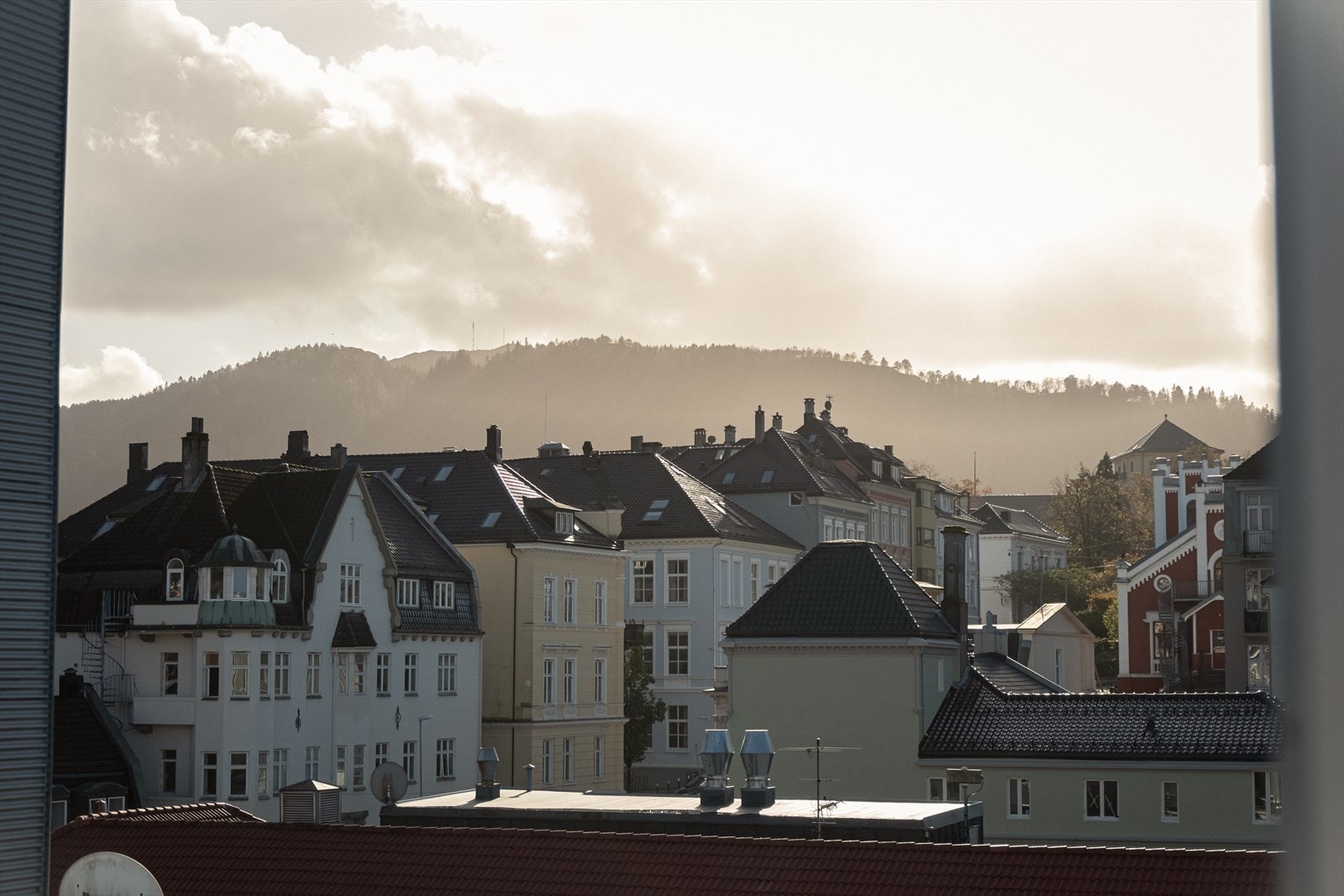 Utsikt mot høyden og Løvstakken. Galleribilde