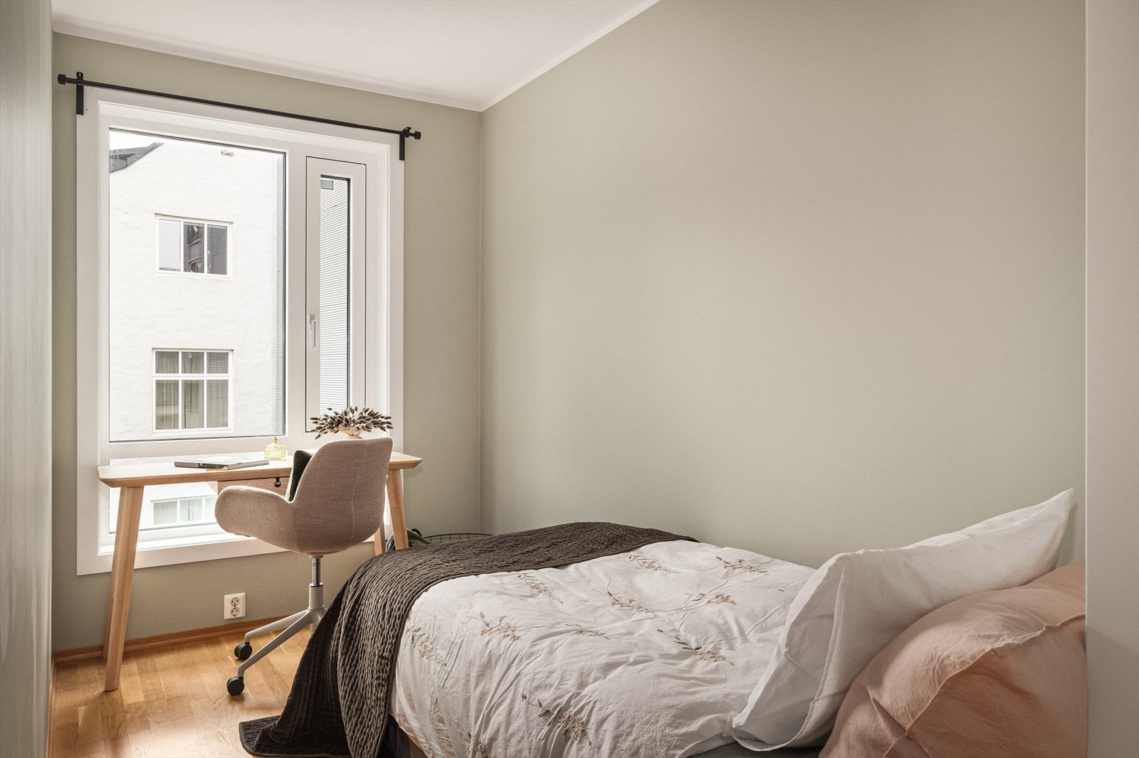 Det andre soverommet måler ca. 7,3 kvm med plass til seng, skrivebord og garderobe. Galleribilde