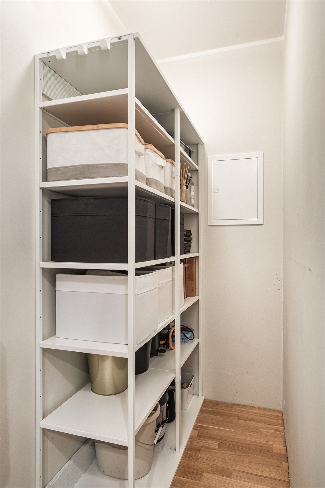 Hylle i innvendig bod ved bad medfølger handelen. Galleribilde