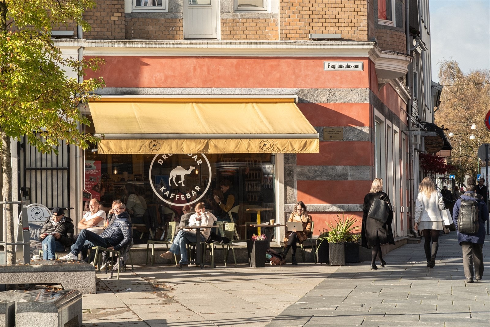 Et steinkast unna leiligheten ligger flere koselige kafeer og restauranter. Galleribilde