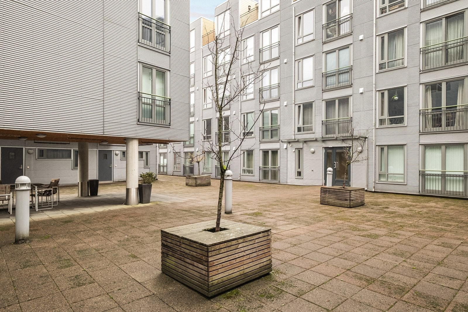 Fra byggets 2.etasje er det tilkomst til hyggelig fellesareal med benker og bord. Boligen disponerer ekstern bod i nabobygget. Galleribilde