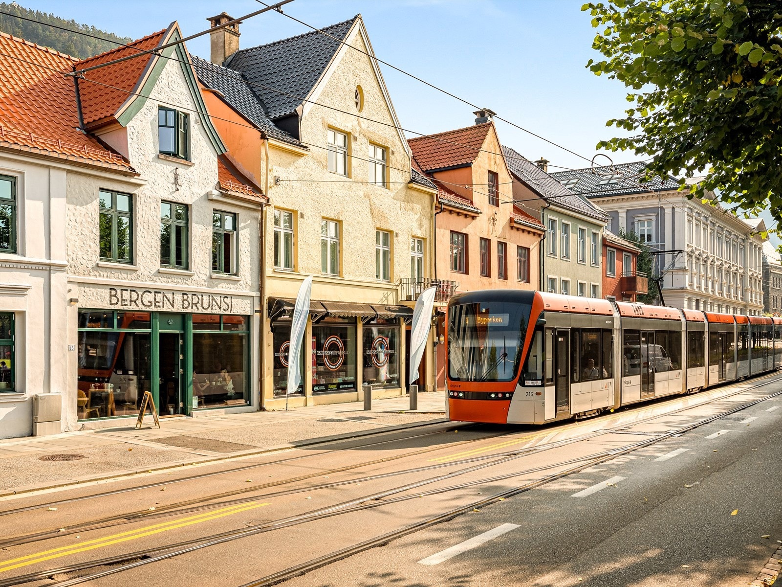 Fra leiligheten er det få minutter til bybanestopp. Galleribilde