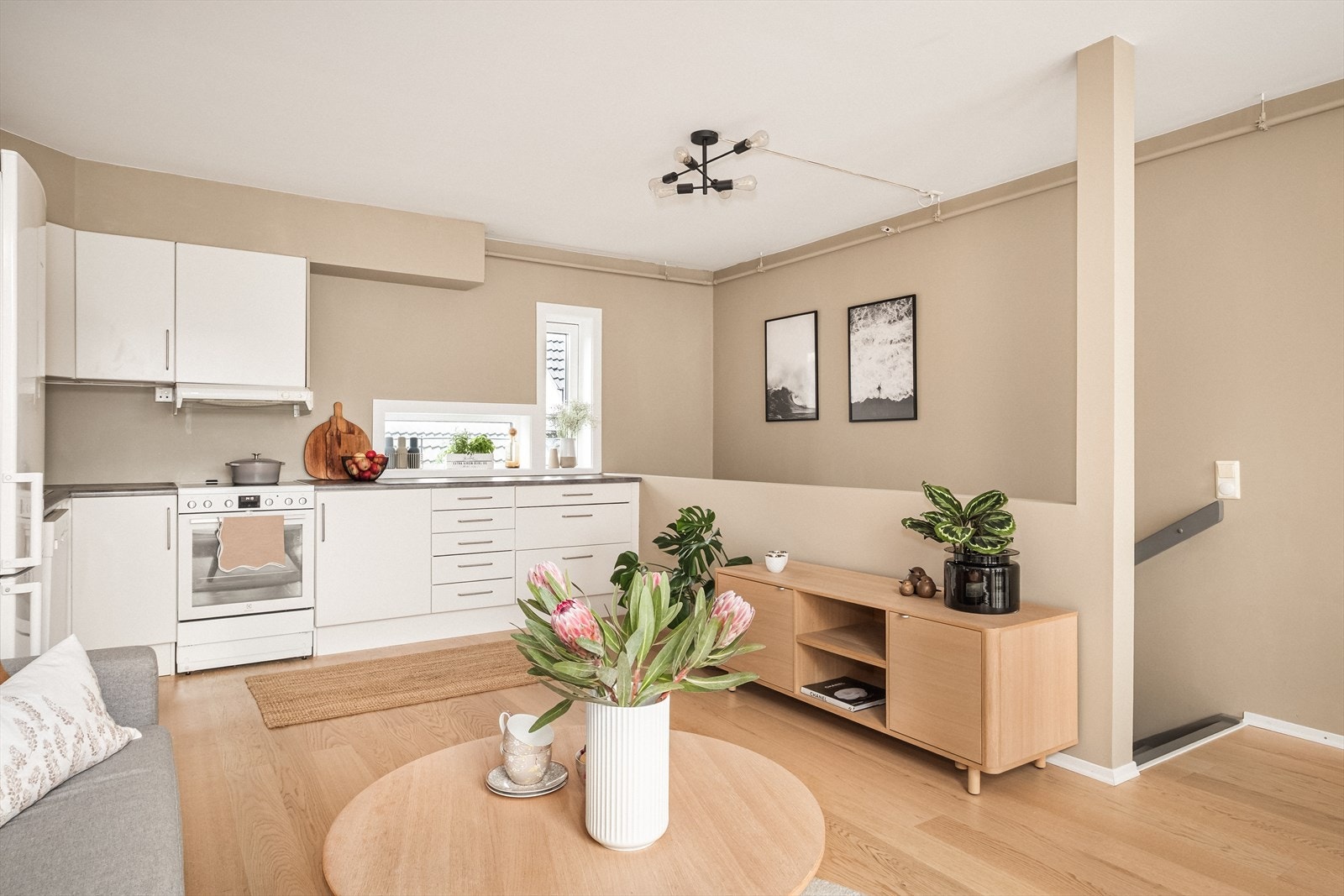 Det ble lagt nytt parkettgulv i stue/kjøkken i 2021. Galleribilde