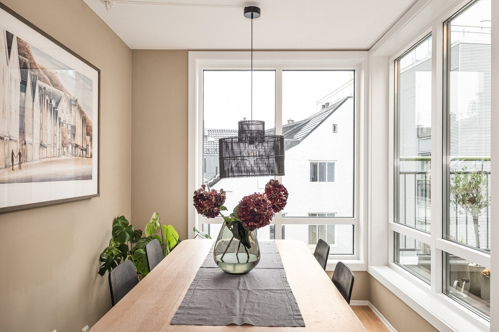 Fra stue/spisestue er det utsikt mot Ulriken, Fløyen og Løvstakken. Galleribilde