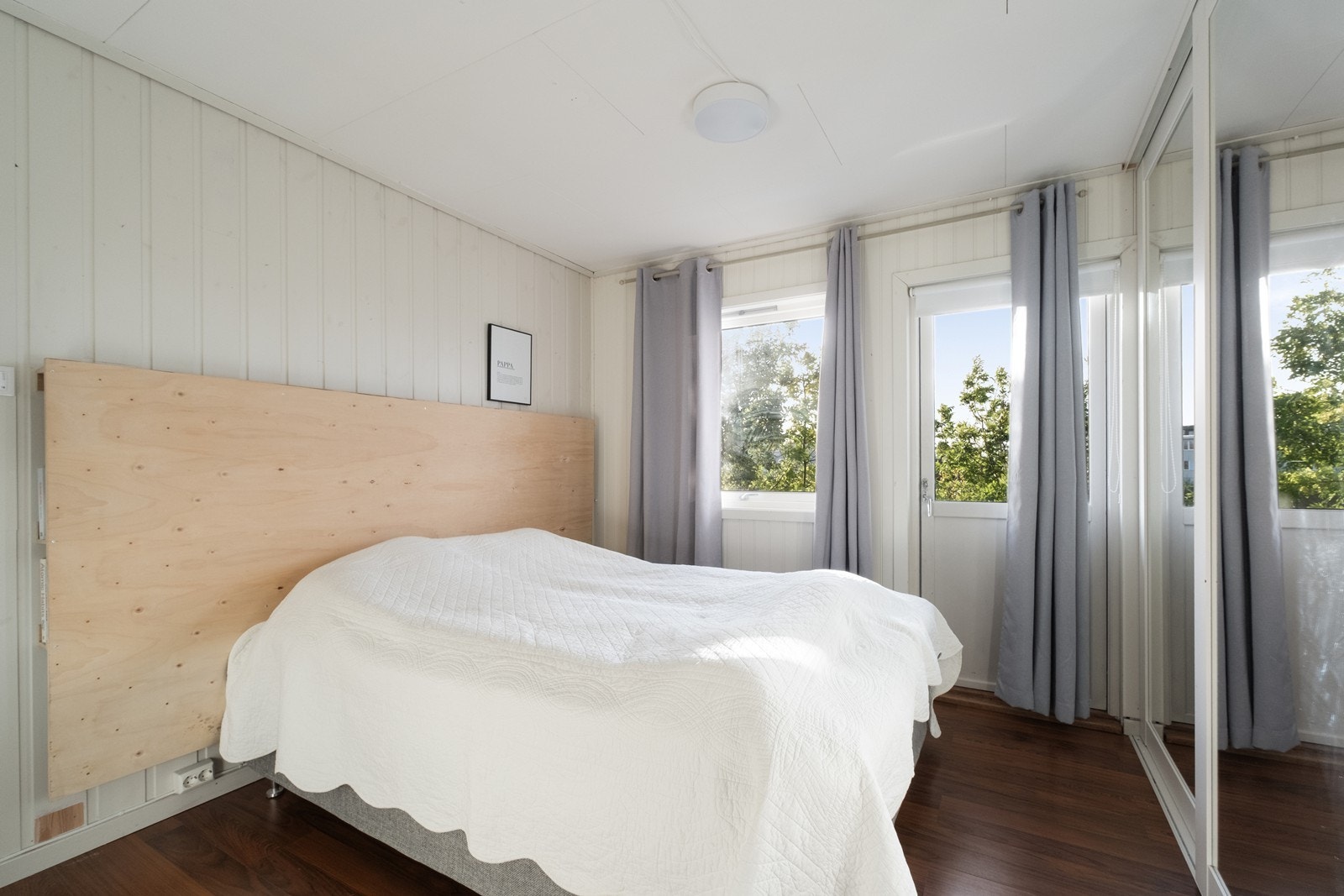 Hovedsoverommet har utgang til veranda og skyvedørsgarderobe med speilfronter. Galleribilde