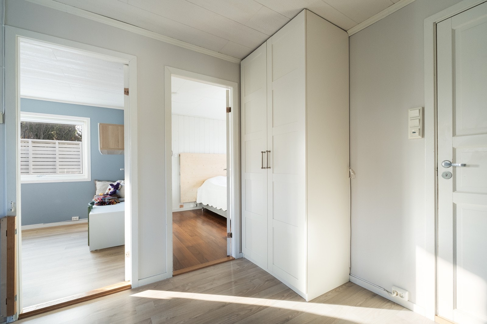 Soverommene ligger vegg i vegg, med en gang mellom. Galleribilde