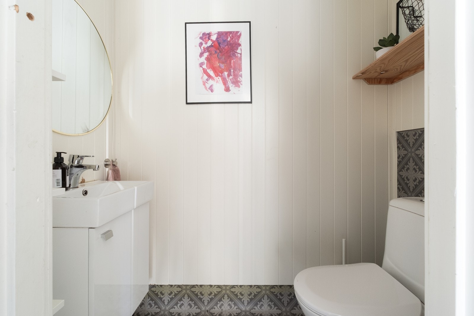 Ekstra gjestetoalett utstyrt med wc og servant med underskap. Galleribilde