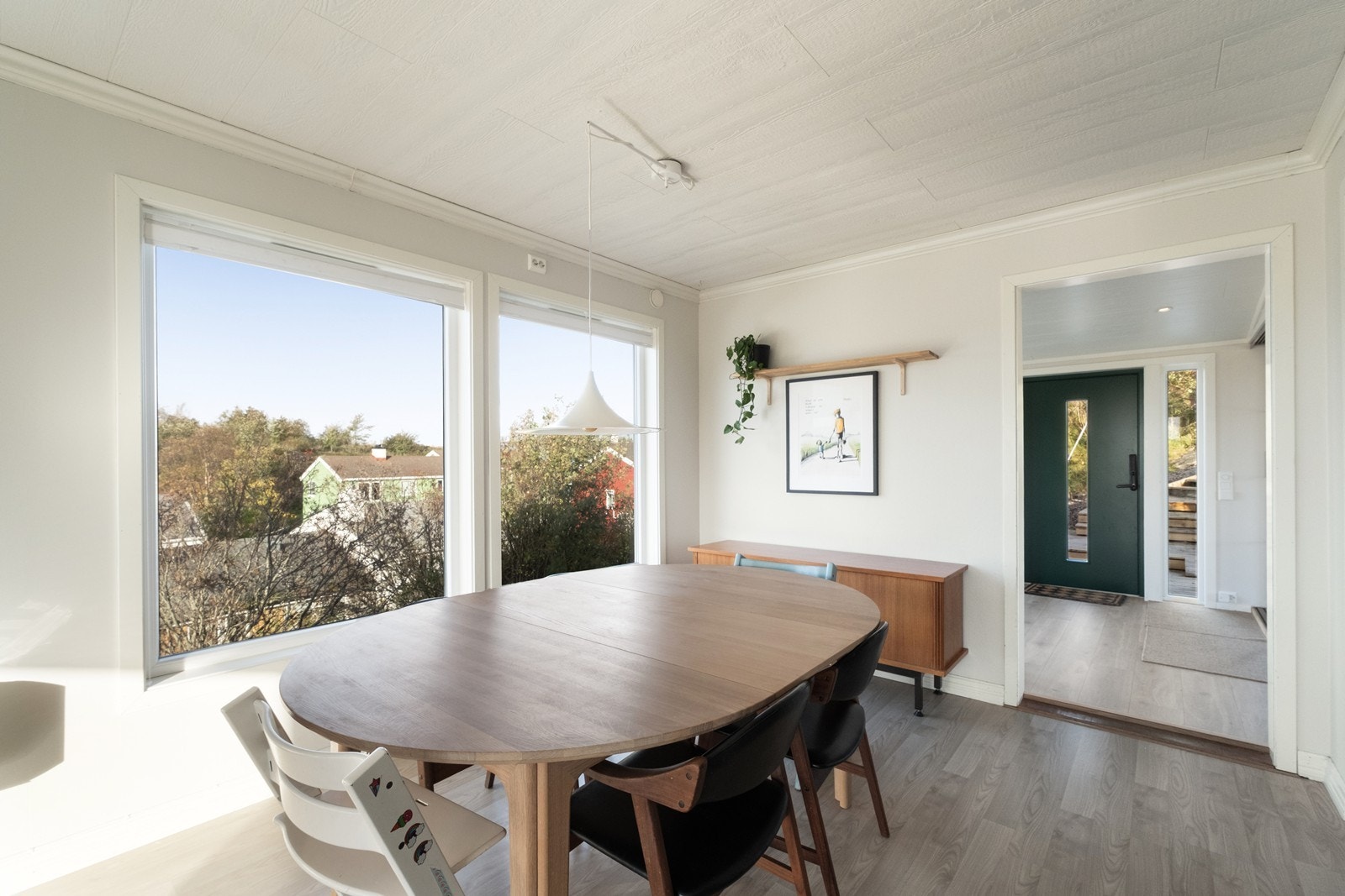 Stuen er L-formet, og man har god plass til spisestue mellom kjøkken og stue. Galleribilde