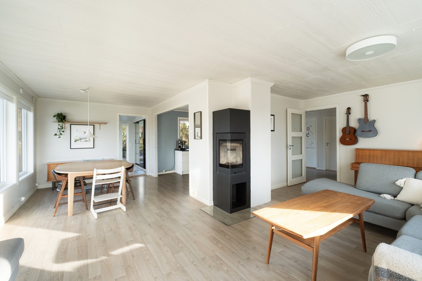 Den åpne planløsningen bidrar til en luftig og romslig atmosfære. Galleribilde