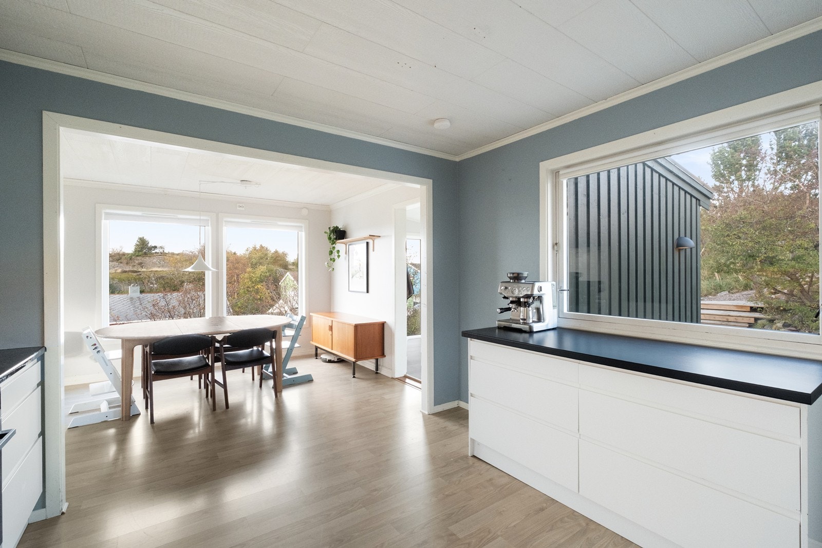 Den åpne løsningen lar lyset flyte fritt og gir rommet en generøs romfølelse. Galleribilde