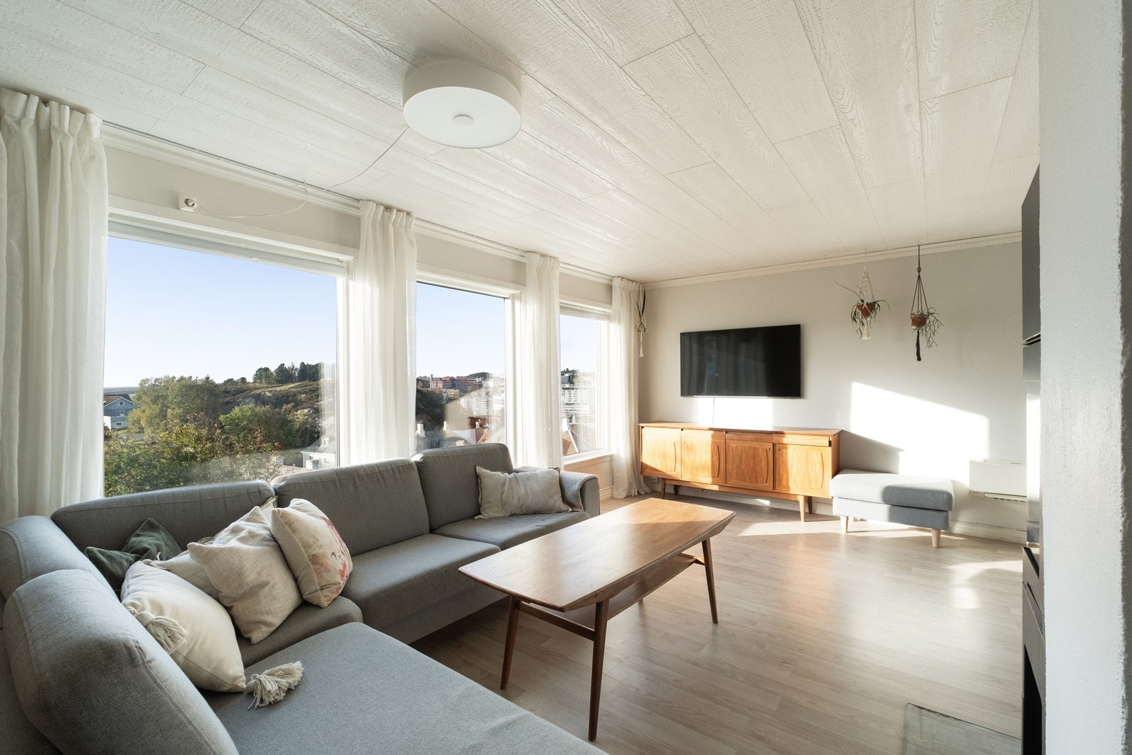 De store vinduene slipper inn mye lys, og boligen høye beliggenhet gjør at man har åpen og fri utsikt. Galleribilde