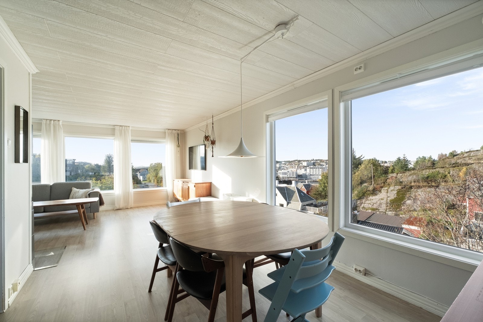 Boligen har fantastisk utsikt mot havnebassenget og Kirklandet, og denne kan nytes selv fra spisebordet. Galleribilde