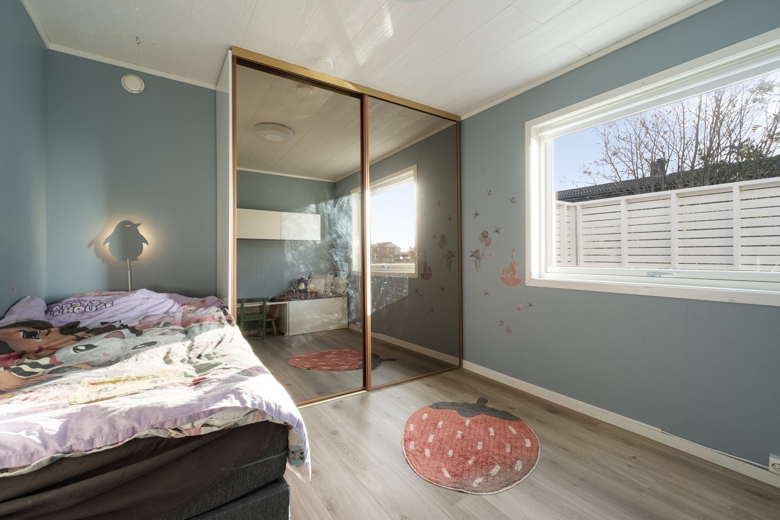 Skyvedørsgarderobe med speilfronter er også montert på soverom 2. Galleribilde