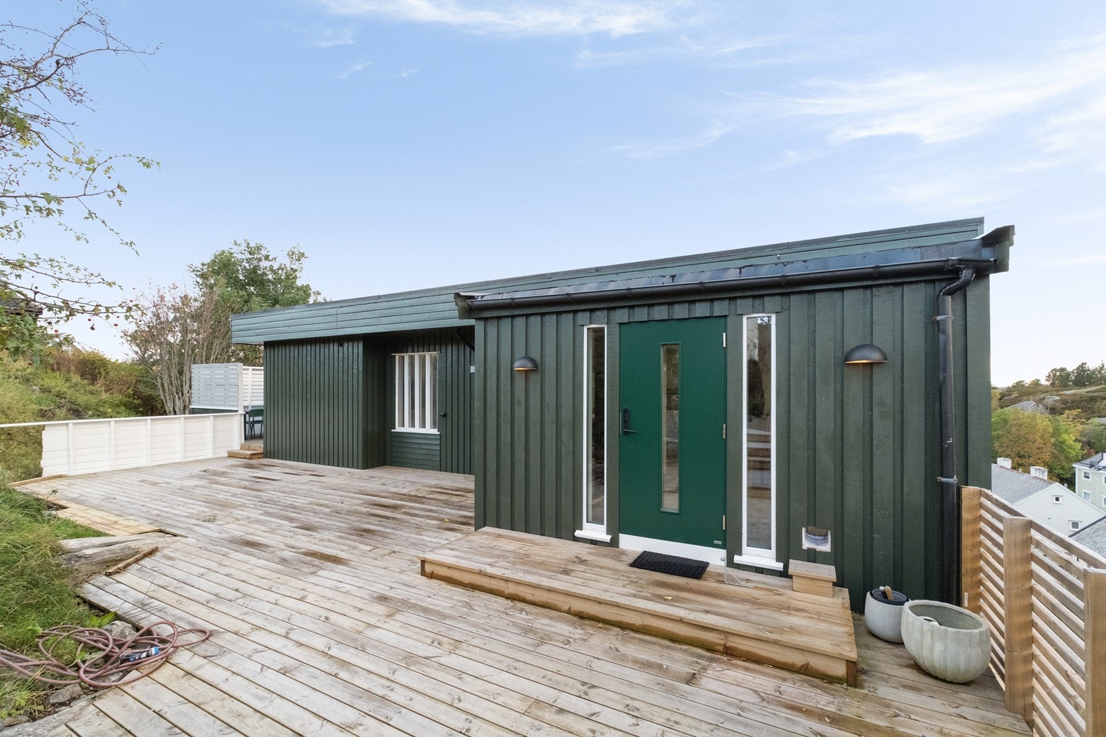 Stor markterrasse er opparbeidet ved inngangspartiet. Galleribilde