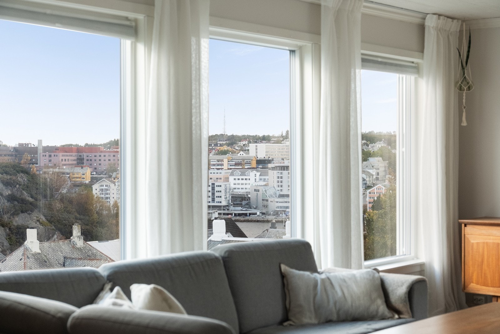 Fra sofakroken kan man følge med på båttraffikken som legg til kai i byhavna. Galleribilde