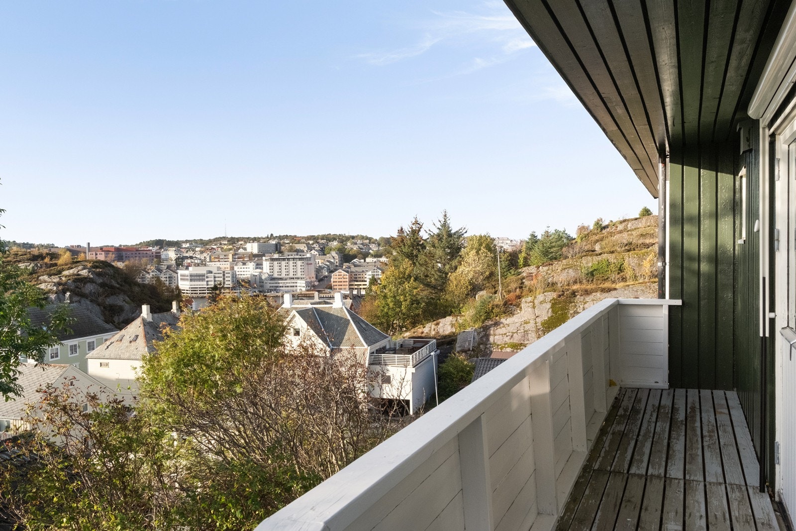 Fra balkongen har man fin utstikt mot havnebassenget og Kirklandet. Galleribilde