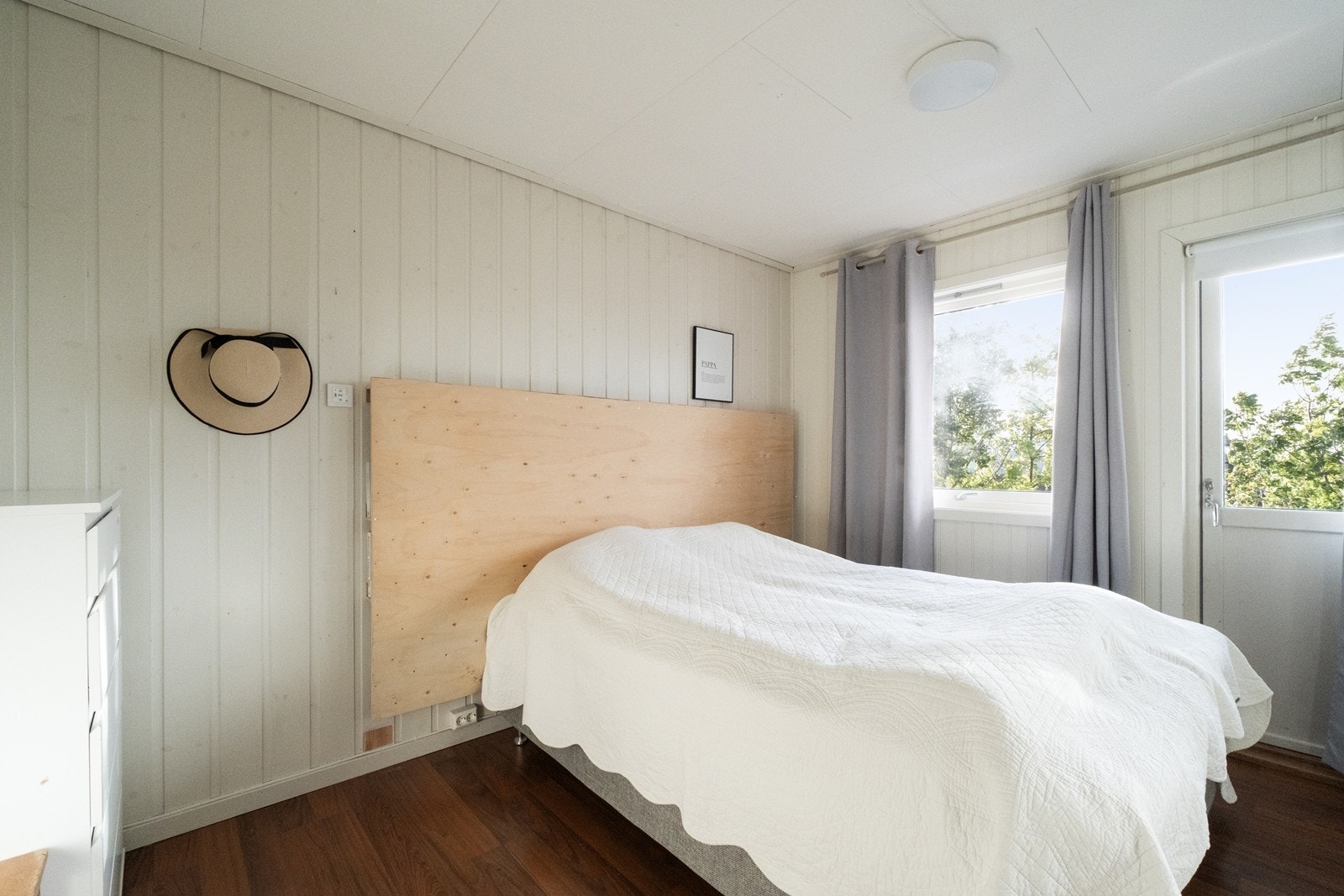 Påbegynt sengegavl er montert på veggen. Galleribilde