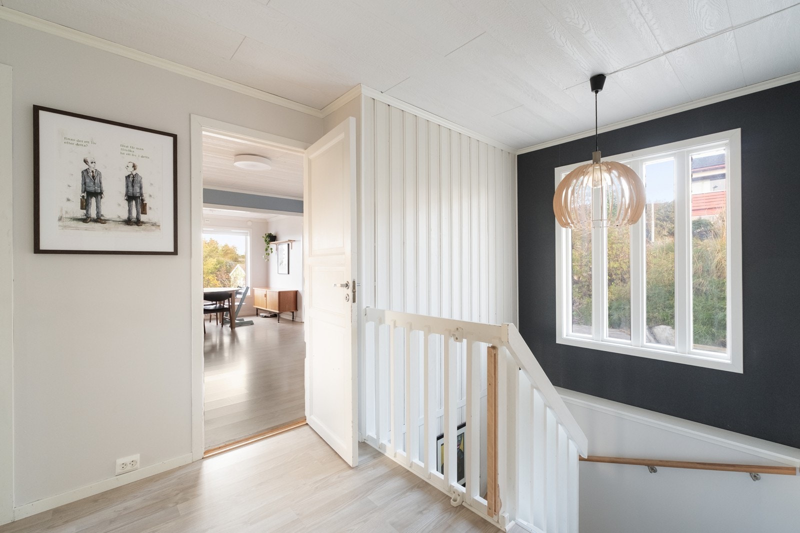 Fra gang innenfor kjøkkenet har man trapp ned til underetasjen. Galleribilde