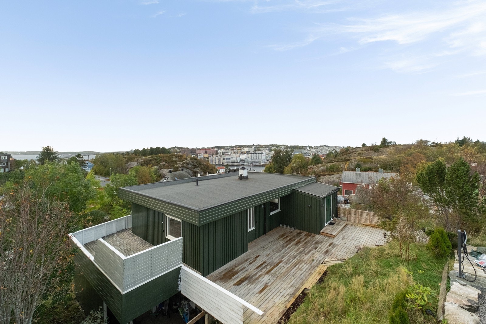 Fasade sørøst, hvor man også ser Kirklandet mot nord og Averøy mot vest. Galleribilde