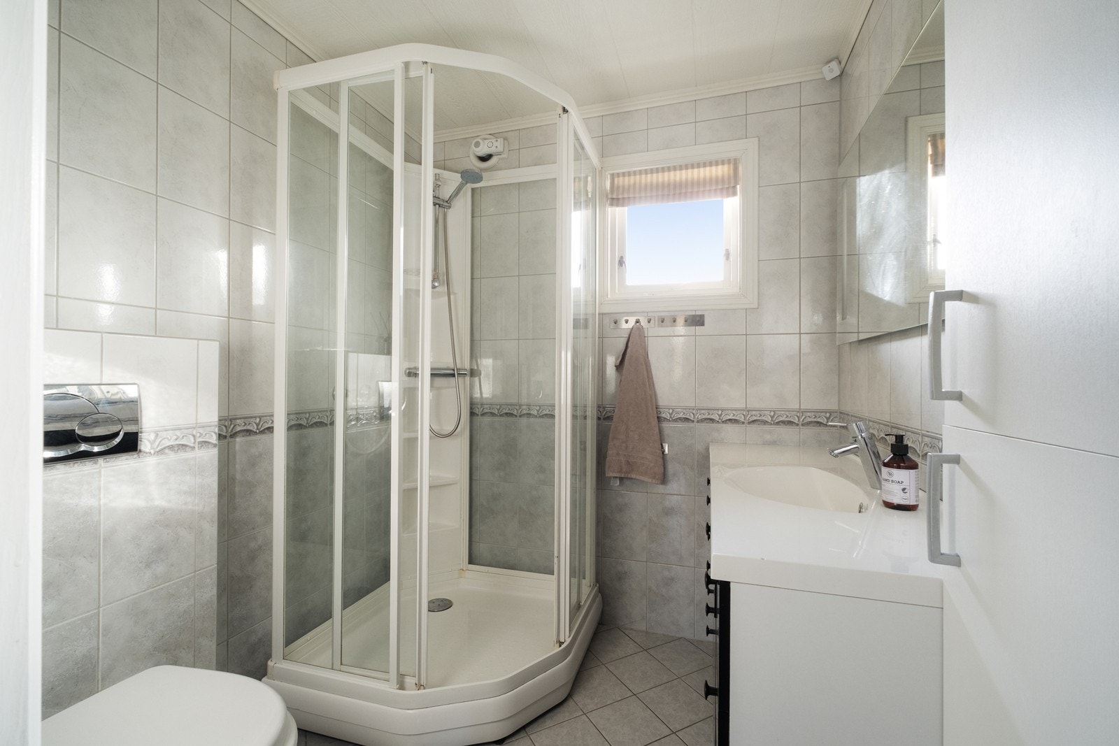 Speilet over baderomsinnredningen har integrert lys. Galleribilde