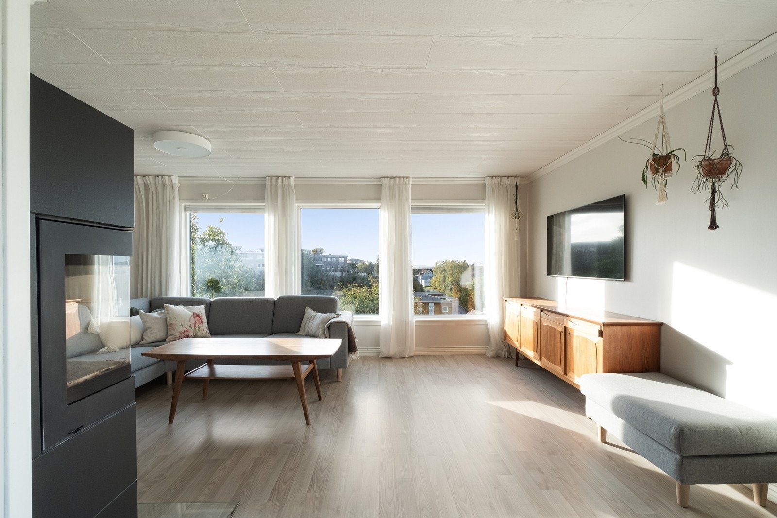 Stuen er romslig, og delt av en moderne peisovn. Galleribilde