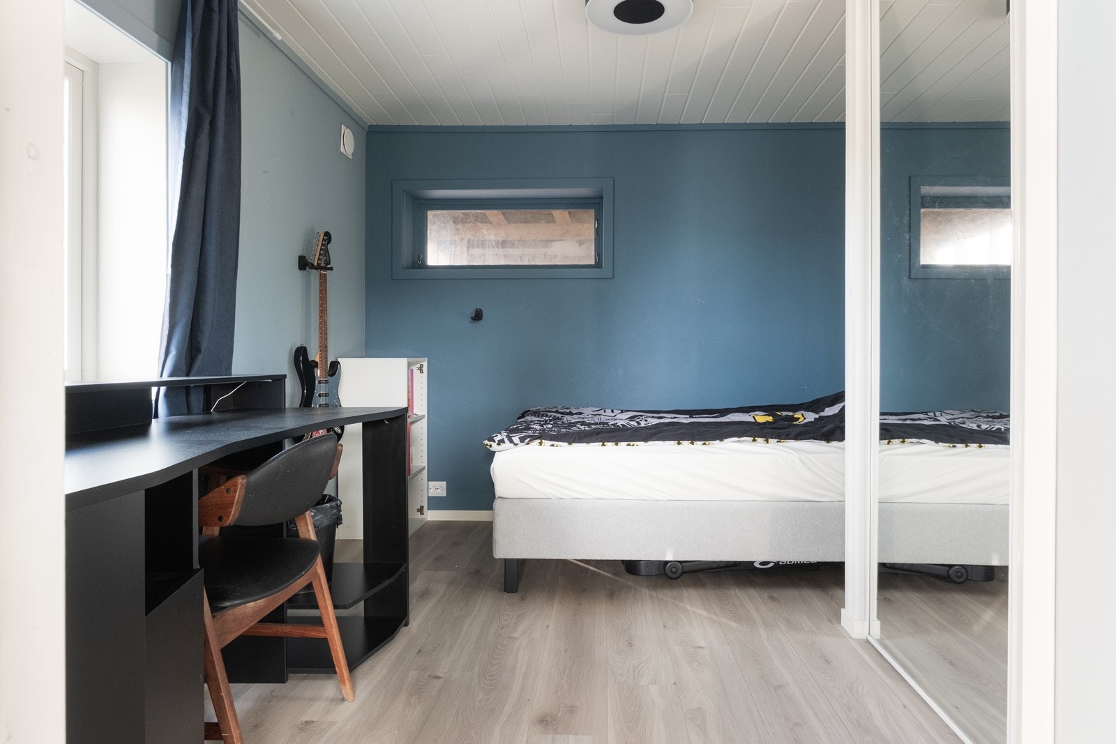 Det tredje soverommet finner man i sokkeletasjen, og her også er det montert skyvedørsgarderobe med speilfronter. Galleribilde