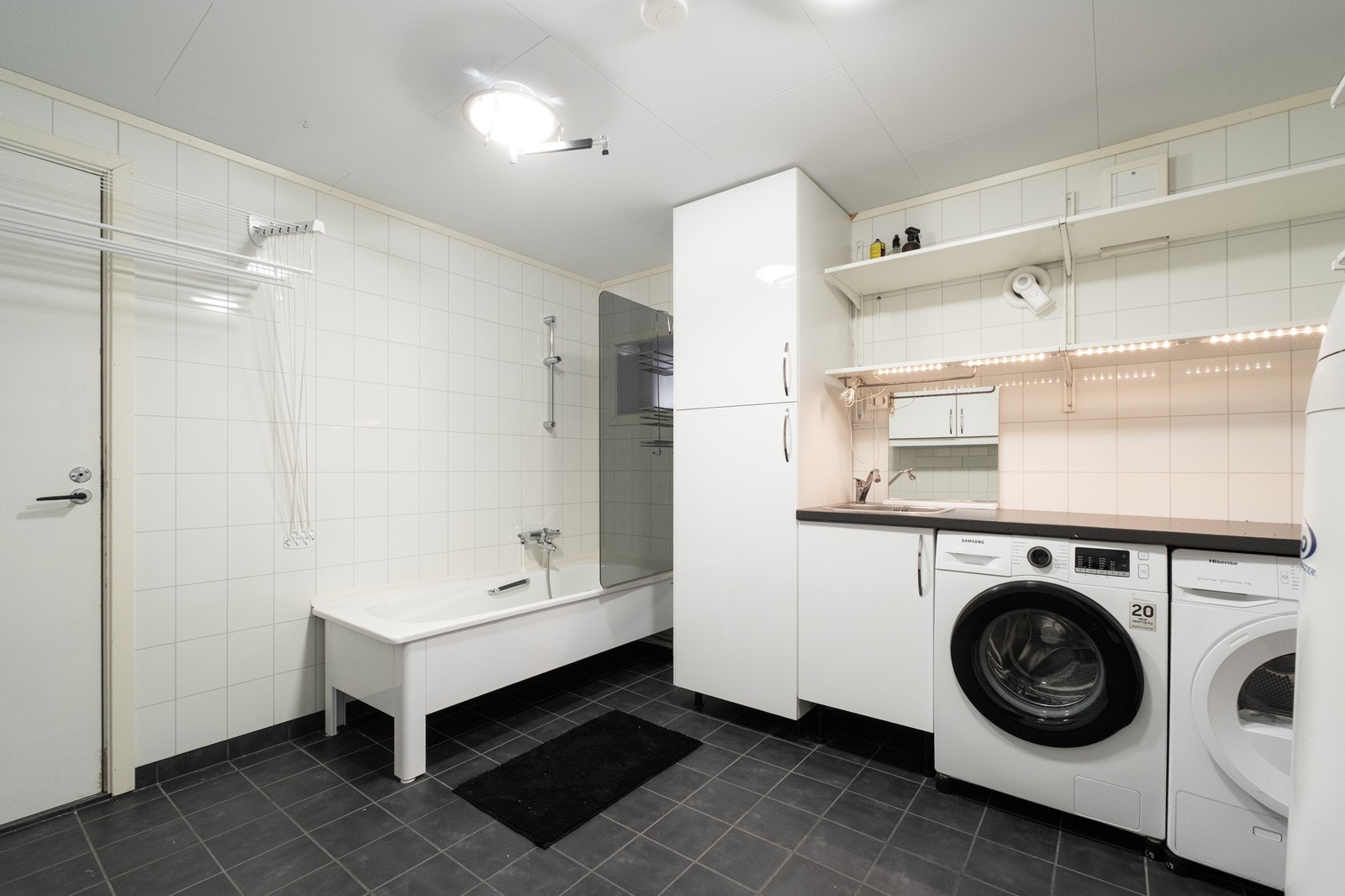 Vaskerom som er utstyrt med baderomsinnredning, utslagsvask og badekar. Galleribilde