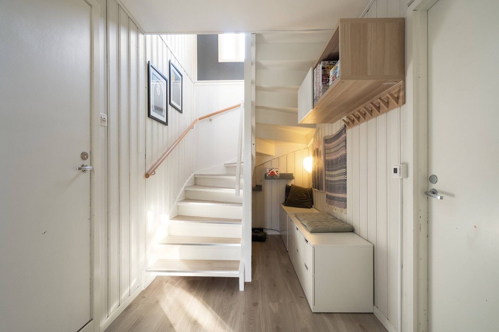 Gang/ trapperom med trapp til hovedetasjen. Galleribilde