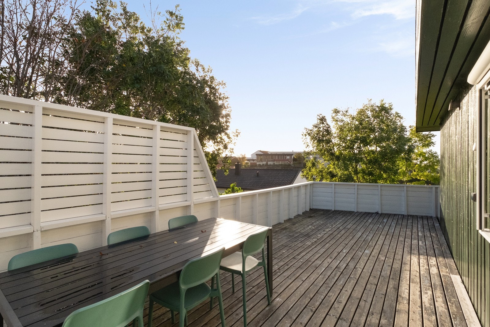 Verandaen er stor og romslig, og man har god plass til både sittegruppe og spisegruppe. Galleribilde