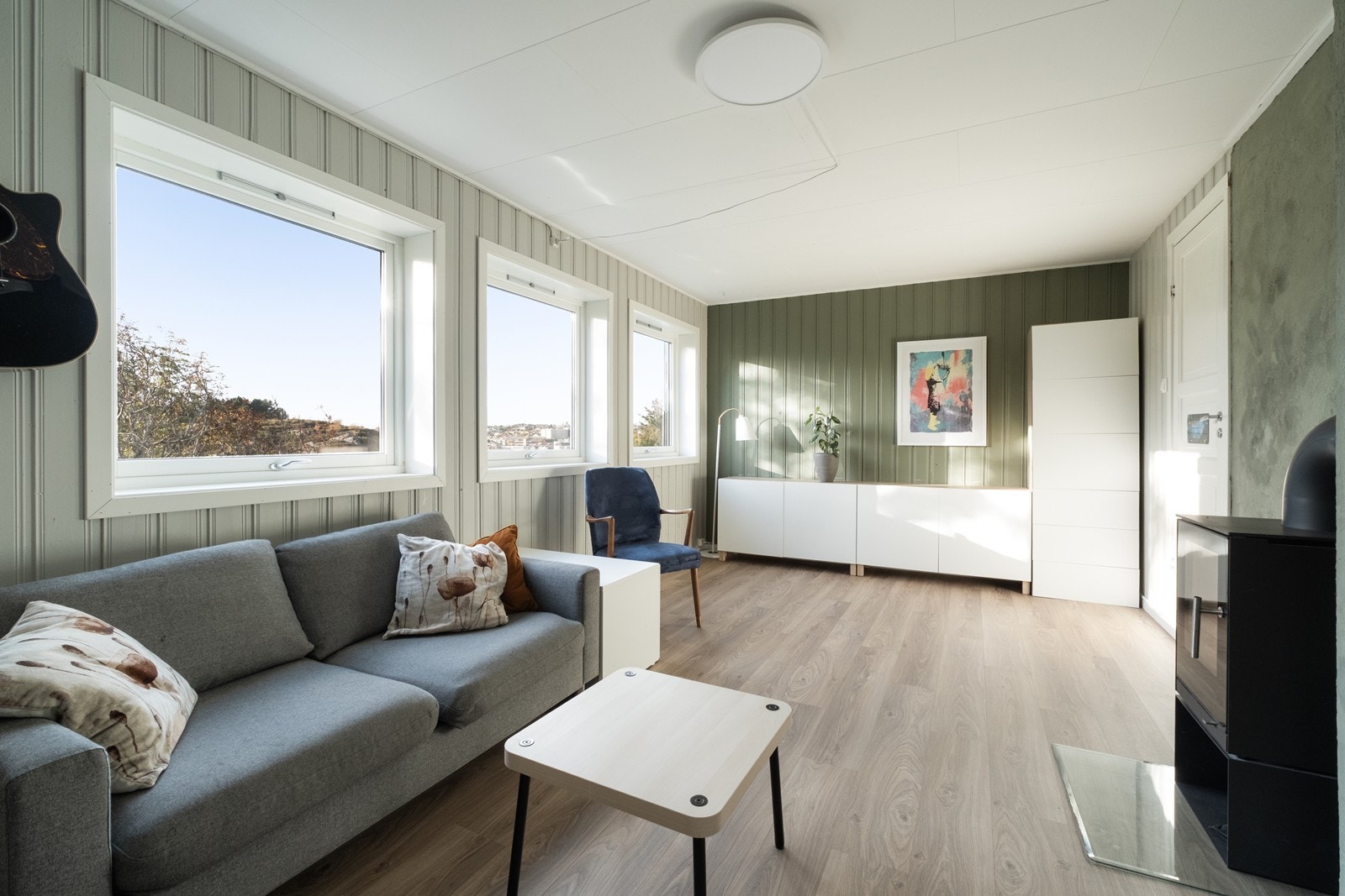 I sokkel er det også innredet en kjellerstue med peisovn. Galleribilde